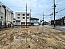 外観：【西側から撮影】敷地面積は約70.53坪。現在は更地のため、土地の広さや建物・駐車スペースの配置などもイメージしていただきやすいです。