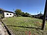 外観：西側から見た現地の様子です。約89坪のまとまった広さが魅力の土地。建築条件がないため、お好みのハウスメーカー・工務店で住まいづくりを進められます。