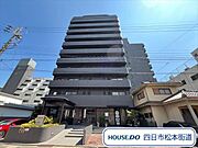 1992年築、13階建てのマンションです。近鉄名古屋線近鉄四日市駅から徒歩9分の距離に立地しています。(2024年9月5日撮影)