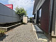 【外観】建物の南側にはプライベート感のあるお庭がございます♪  ※リフォーム前写真