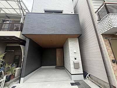外観:屋根付きガレージがあるエントランスです 外観:屋根付きガレージがあるエントランスです