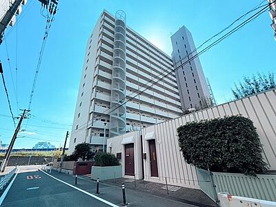 外観:青空に映えるスタイリッシュな開放的な外観デザインです 外観:青空に映えるスタイリッシュな開放的な外観デザインです