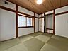 和室：独立した空間を演出する和室。客間としての利用だけではなく、お子様の遊び場や、ちょっと横になってお昼寝をするスペースとしても重宝します。畳の匂いが何とも気持ちを落ち着かせてくれる、そんな癒しの場ですね。