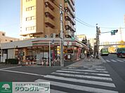 セブンイレブン 徒歩8分。コンビニ 570m