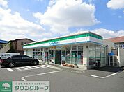 ファミリーマート 徒歩3分。コンビニ 200m