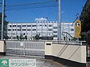 足立区立第六中学校 徒歩31分。中学校 2440m