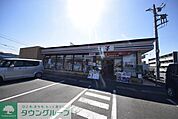 セブンイレブン草加新里下町店 徒歩13分。 1000m