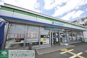 ファミリーマート草加瀬崎二丁目店 徒歩4分。 250m