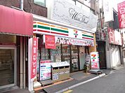 セブンイレブン千住桜木店 305m