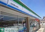 ファミリーマート名西康生通店 徒歩8分。 620m