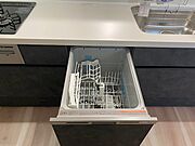 キッチンには食器洗浄乾燥機を完備。スイッチひとつで乾燥まで完了するので、家事の負担が減り、ご家族との時間が増えますね♪