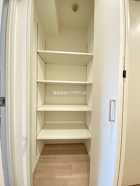 整理整頓に役立つ可動棚付き収納。高さの異なる物を効率よく収納でき、空間を有効活用できます。