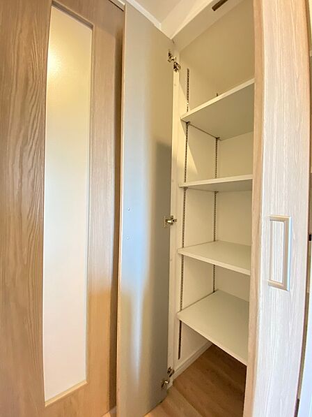 廊下にある可動棚収納で、空間を有効活用。荷物の量や種類に合わせて、棚の高さを自由に調整できます。