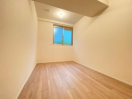窓から光が差し込む、明るく清潔感のある居室です。フローリング仕様で、家具の配置がしやすいシンプルな空間。書斎や趣味の部屋としても活用できます。