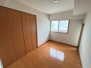 洋室。窓付き。クローゼットつき。