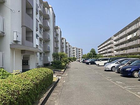 敷地内駐車場あり!共用部も開けております。