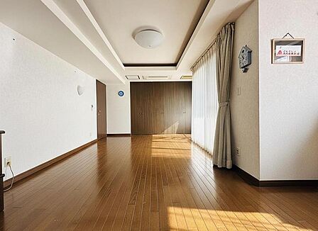 約18.8帖の寝室はパウダールームも完備しております♪※掲載画像の一部はAIにより家具等を加工・削除しています。現況と異なる箇所は現況を優先します。