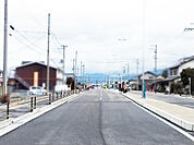 市街地へとつながる前面道路。生活が便利です。