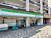 ファミリーマート 馬借三丁目店 徒歩2分。 100m