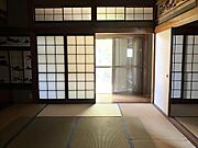 南側の広縁から光の差し込む和室です。よく手入れのされたお庭を臨むことができます。