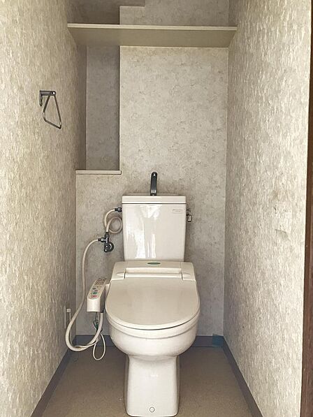 温水洗浄便座付きのトイレです。ストックに便利な背部の収納スペースが嬉しいポイント◎