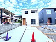 最新のZEH水準に適合した、スタイリッシュで清潔感のある現代的な2階建てデザイン。シンプルかつ温かみのある外壁で、平坦な周辺の街並みにも美しく調和し、来客にも好印象を与えます。