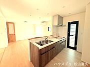 15帖のLDKは、隣接する4.5帖の和室を開放することで20帖近くの広々とした空間に。キッチンから部屋全体を見渡せるため、家族の気配を感じながらゆったりくつろげ、エアコン1台付きで入居後すぐ快適です。