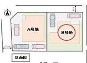 40坪の整形地を活かし、並列2台分の駐車スペース（カーポート1台付）と、道路から見えない南庭を両立。北側接道幅が10.4ｍとゆとりがあるため、毎日の車の出し入れや駐車が苦手な方もストレスフリーです。