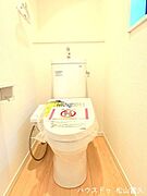 タンク上部で手洗いが可能なタイプを採用。トイレ内で完結するため、来客時も洗面室などのプライベート空間を見られる心配がありません。お掃除しやすいフォルムで清潔感を保ちやすいのが特徴です。