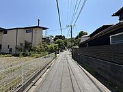 緑豊かで静かな雰囲気の前面道路