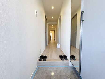 お部屋の広がりを感じさせる玄関
