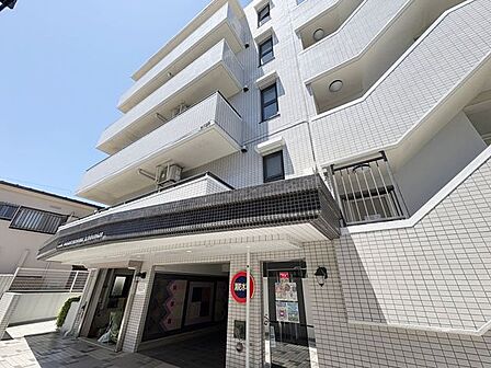 白いタイルが印象的な外観です