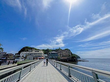 江の島まで車で29分 約9.5km湘南方面134号沿いのドライブも気軽に楽しめそうです。
