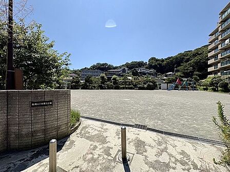 我が家の庭のように普段使いできる、緑豊かな広々公園がすぐ隣に船越6丁目第3公園まで徒歩1分 約20m