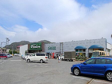 京急ストア もとまちユニオン 葉山店 徒歩9分。 720m