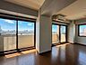 リビング/ダイニング：幅広く南側に面したリビング。※リフォーム工事前の写真となります。