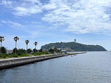 江ノ島までは車で6分　約1.7kmの距離です。