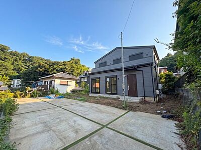 外観：土地面積約305.06m2の広々とした敷地。※天気のみAI加工済み