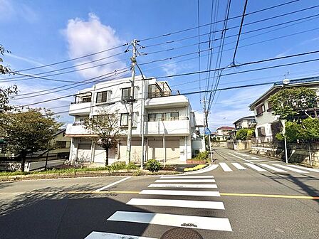 京急本線「金沢文庫」駅から徒歩10分の利便性高い立地です。