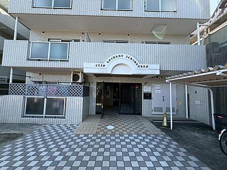 【エントランス】重厚感の溢れるエントランスはマンションの顔！帰宅時、来客時に誇れる空間を演出します！ 