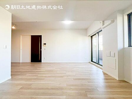 開放感とプライベート感が見事に両立されたリビングダイニング!通常では相反するファクターがともにそろうと極上のくつろぎ空間が生まれます。だれにも譲りたくない至福の空間で過ごす日々は生活をより豊かにします