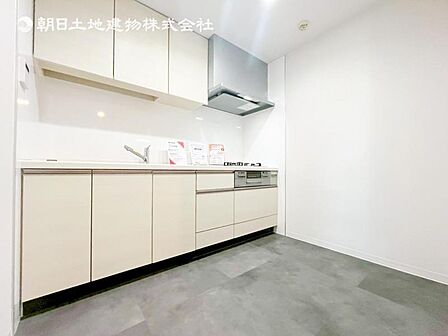 【キッチン】使いやすい最新のシステムキッチンに交換済みです。入居時から気持ちよくお使いいただけます。