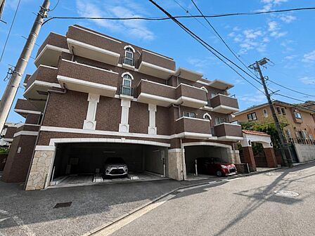 青空を背景にスタイリッシュな外観が住まう人に誇りを与えます。駅周辺施設も利用でき快適生活が送れます!四季を通じて自然と触れ合えるスポットが周辺には沢山あり、お散歩やジョギング週末の遊びにおすすめです。