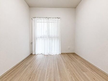 居室はひとり時間を過ごせる安らげるお部屋として活用できます!収納スペースあり!荷物が多くても十分!!ベッドや勉強机、テレビなどを置きたい場合におすすめ!!過ごす時間が長くてもゆったり過ごせそうですね!