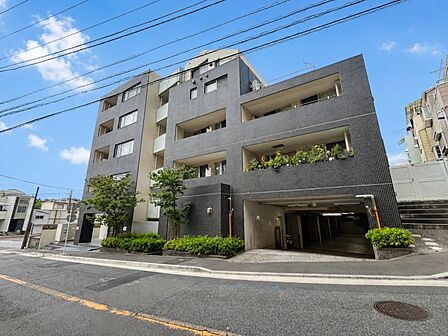 住みやすさとデザイン性を両立させた欲張りな住宅が登場しました 相反しがちなことが相互作用でより良質に!本物だけが表現することができる質の高い機能美はよきものをつなげた古くからの伝統と最新技術の結晶です