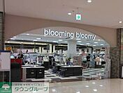 いなげやブルーミングブルーミー鴻巣駅前店 徒歩11分。 880m