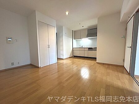 明るいフローリングと白基調の内装が、開放的な空間を演出。キッチン一体型で、家具の配置がしやすいシンプルな間取りです。