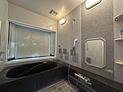 【浴室】大きな窓付きの浴室です。換気もしやすく、ゆったりと入浴を楽しめます。
