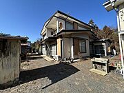 【外観】南東側から見た外観。8DKの2階建て。