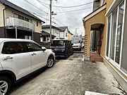 【カースペース】建物南東側の駐車場には、4台駐車可能。